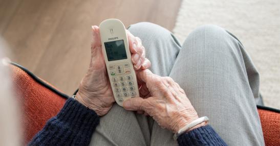Personne âgée avec un téléphone entre les mains